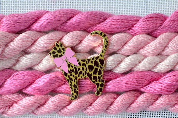 Leopard Kitty with Bow Needle Minder